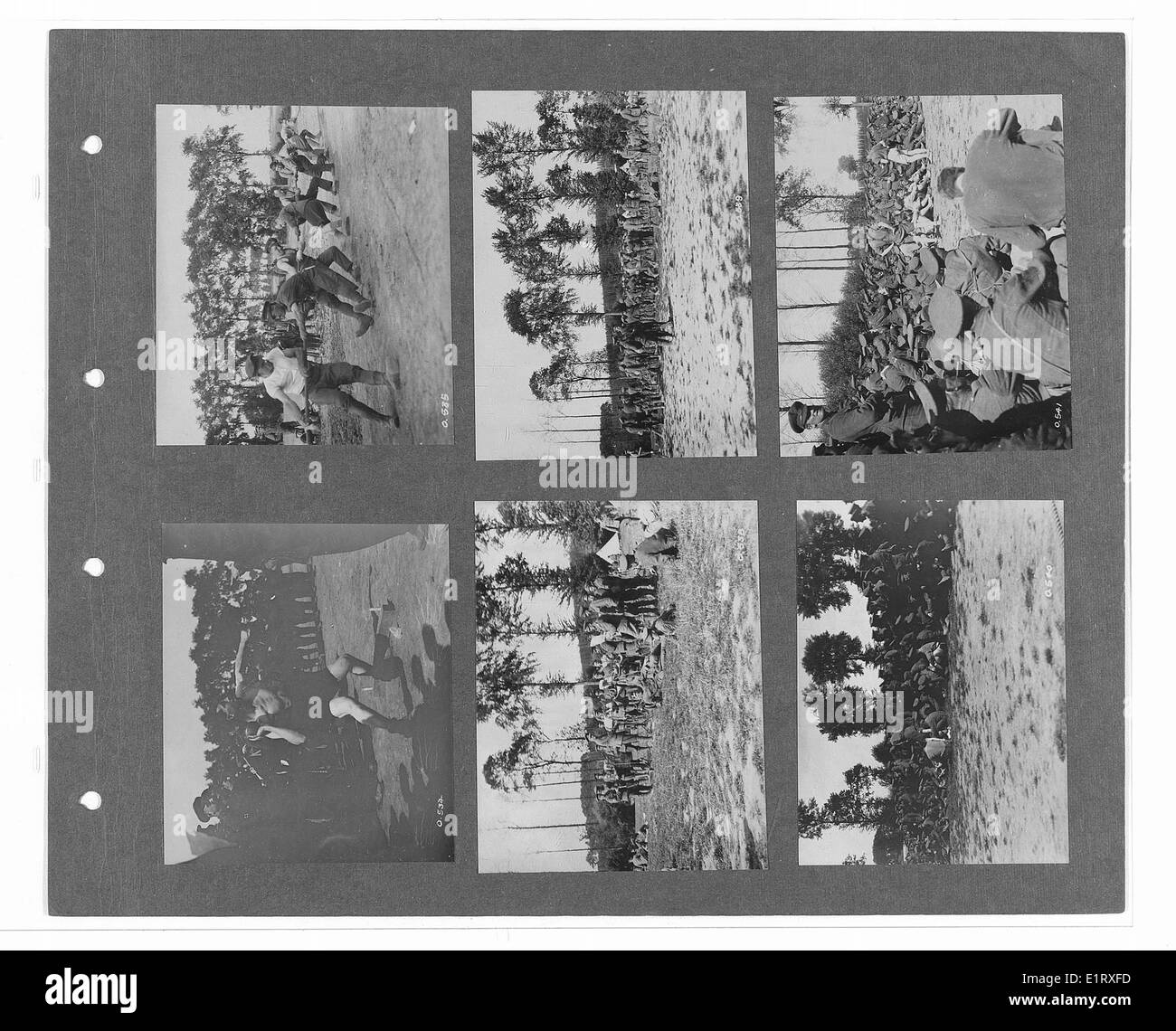 Une autre photographie de la collection du Fonds des monuments commémoratifs de guerre du Canada, montrant des soldats du corps indien pendant la première Guerre mondiale, y compris le 15e Sikhs et les 2/2 Gurkhas, récompensés pour leurs services. Il capture le moment de la vie militaire pendant la guerre, des honneurs reçus aux activités quotidiennes. Banque D'Images