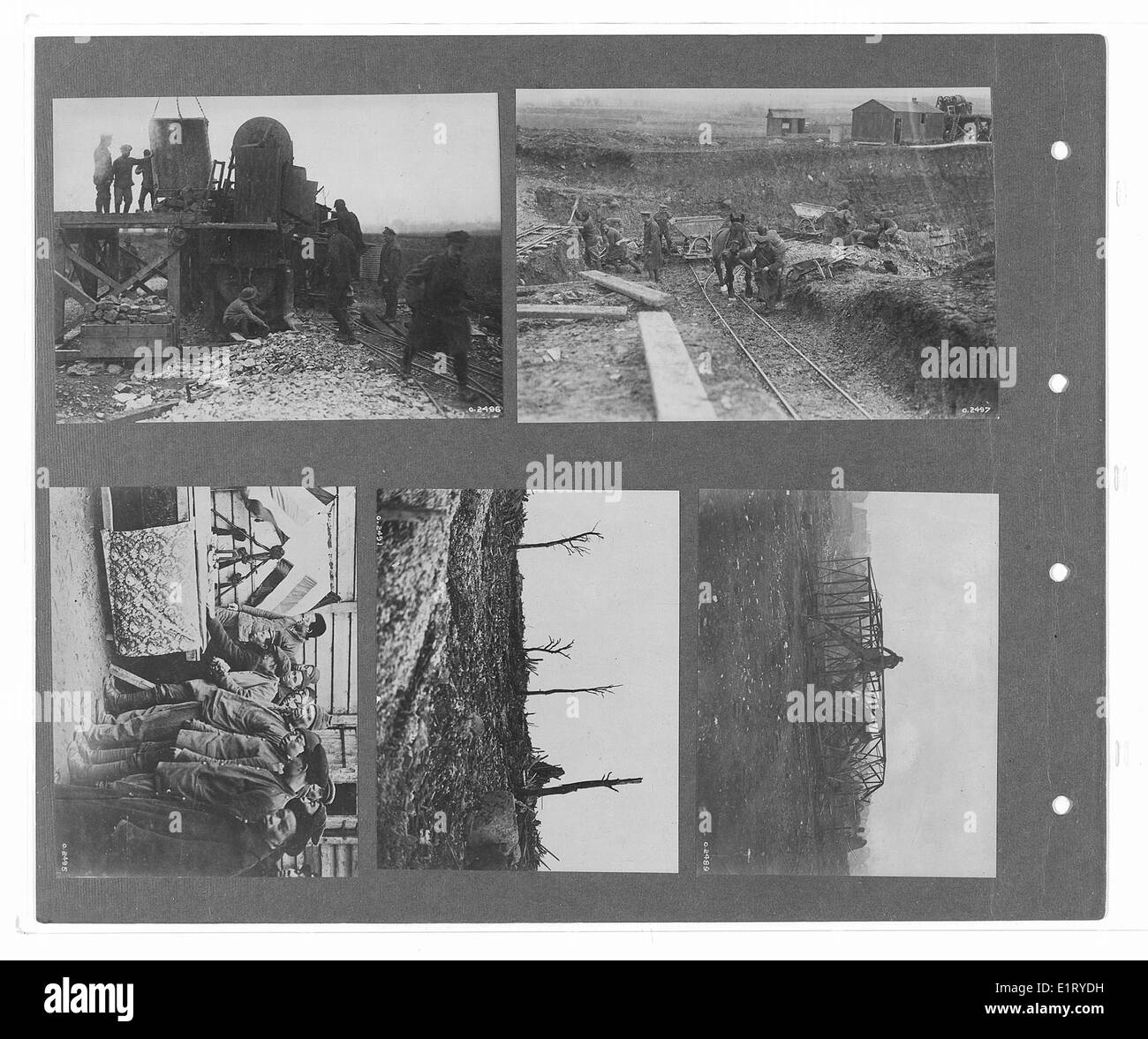 Une collection similaire au volume 3, montrant l'implication de divers corps indiens pendant la première Guerre mondiale les images incluent les contributions des soldats indiens aux batailles clés en France, telles que Estaires et Merville, ainsi que des scènes d'hôpitaux. Banque D'Images