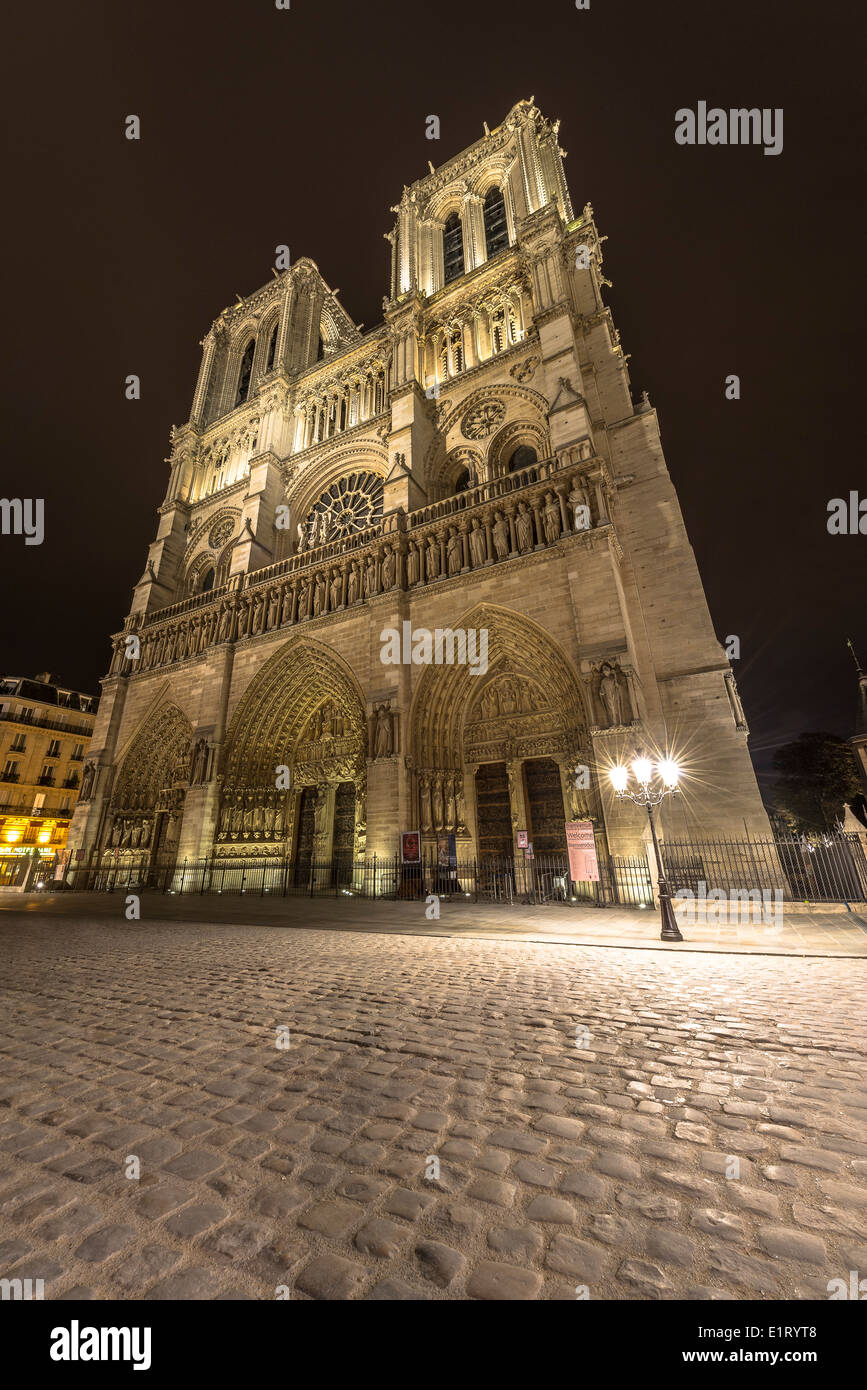 Notre-Dame illuminée la nuit à Paris, France Banque D'Images