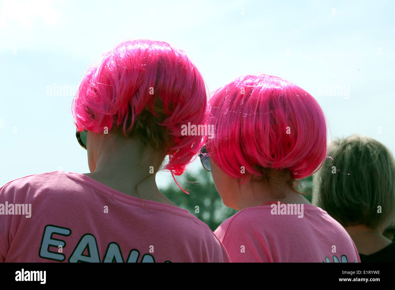 La race pour la vie, le Cancer Research UK Charity Event, les femmes portant des perruques rose. Banque D'Images