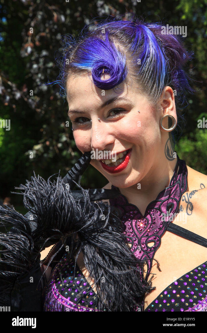 Jeune femme prenant part à l'Ouest Festival et Mardi Gras, habillé en Goth, Glasgow, Écosse, Royaume-Uni Banque D'Images