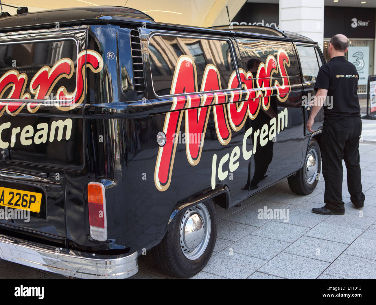 1976 Black Mars Ice Cream promotion VW Volkswagen véhicule de type camping-car à Cardiff, Pays de Galles, Royaume-Uni Banque D'Images