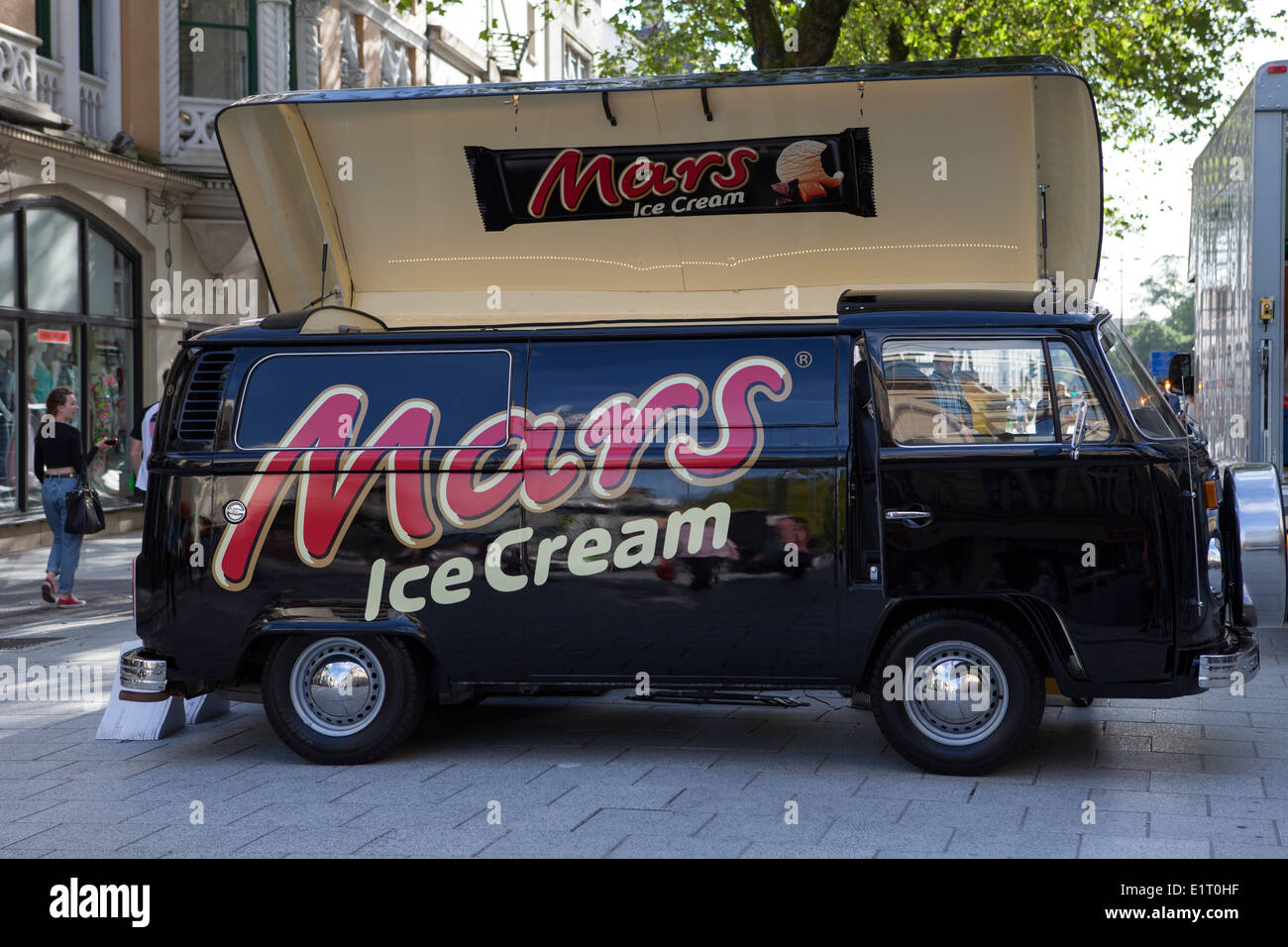 1976 70s Black Mars Ice Cream promotion VW Volkswagen Business véhicule de type camping dans le centre ville de Cardiff, pays de Galles, Royaume-Uni Banque D'Images