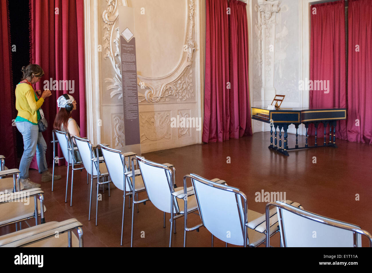 Turin, Italie. Le 08 juin, 2014. Italie Piémont la Reggia Venaria chaises Performance paysage. Avec les yeux fermés, le long d'un chemin dans les jardins et à l'intérieur du palais de la découverte d'un paysage intérieur avec les sons qui sont soit à partir de l'environnement, qui induit à l'aide d'écouteurs. Credit : Realy Easy Star/Alamy Live News Banque D'Images