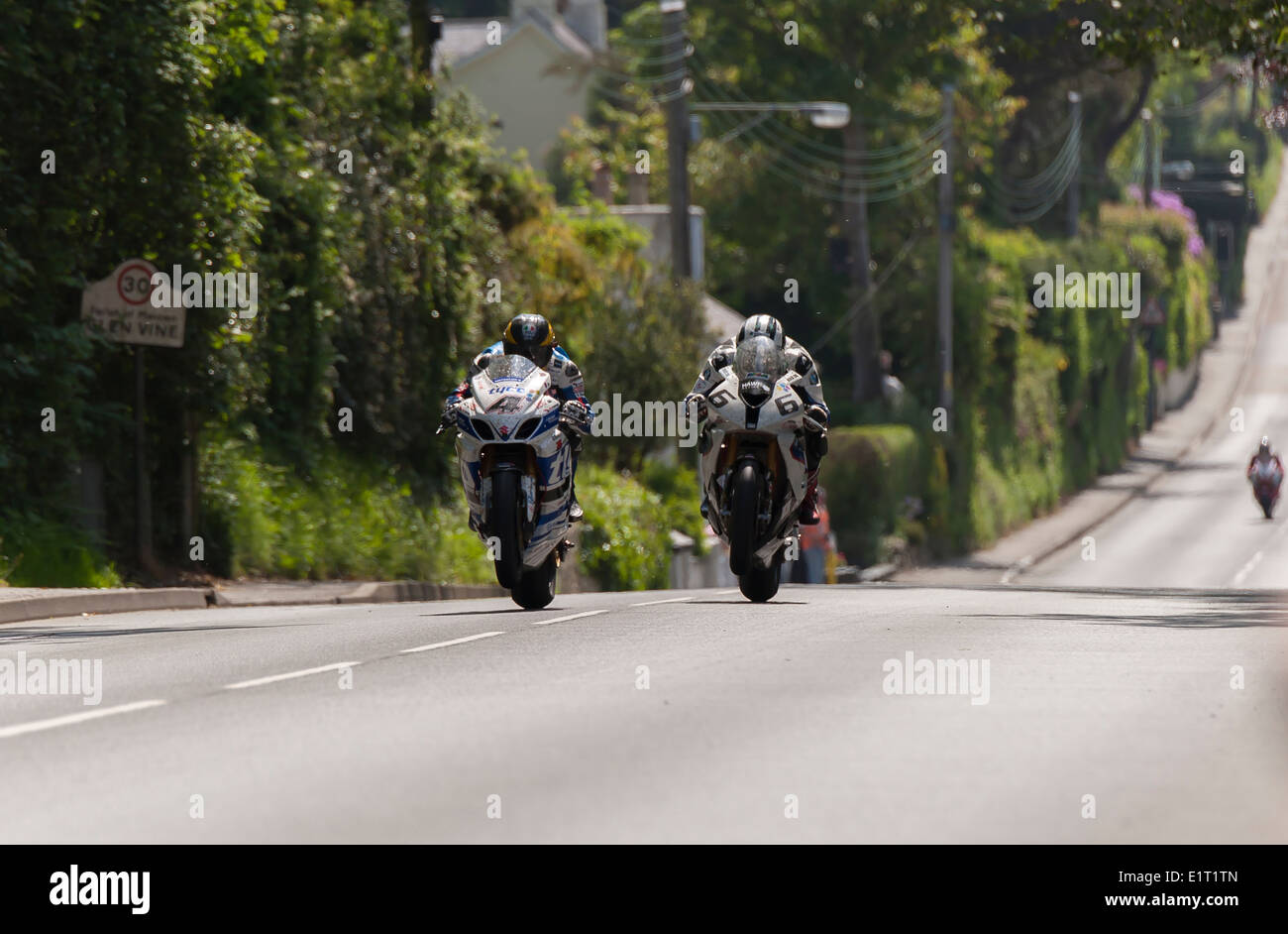 Guy Martin et Michael Dunlop bataille pour le conduire sur la route au cours du samedi 6 course Superbike tour à l'OIM 2014 TT. Banque D'Images