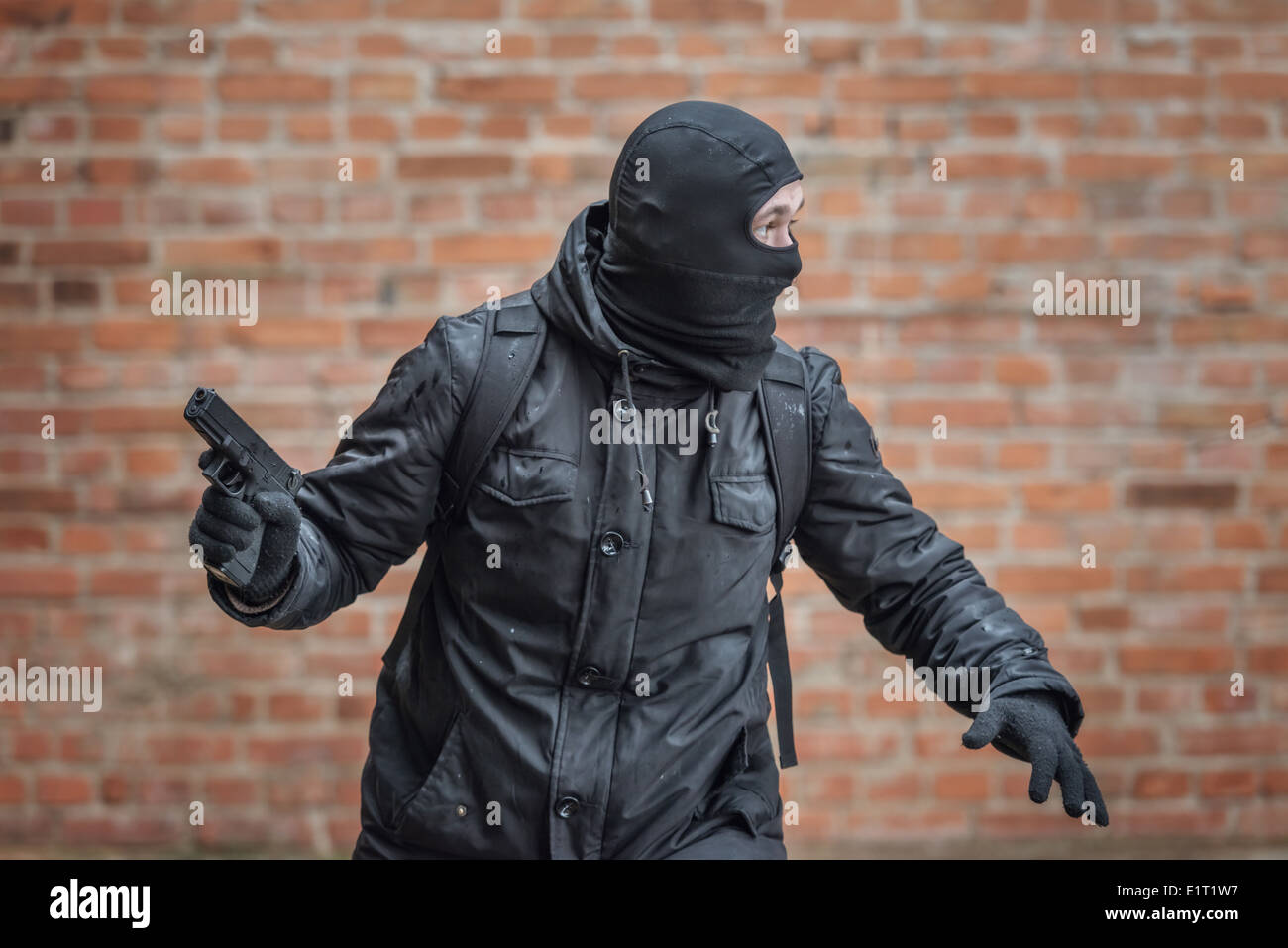 L'homme à masquer avec pistolet Banque D'Images