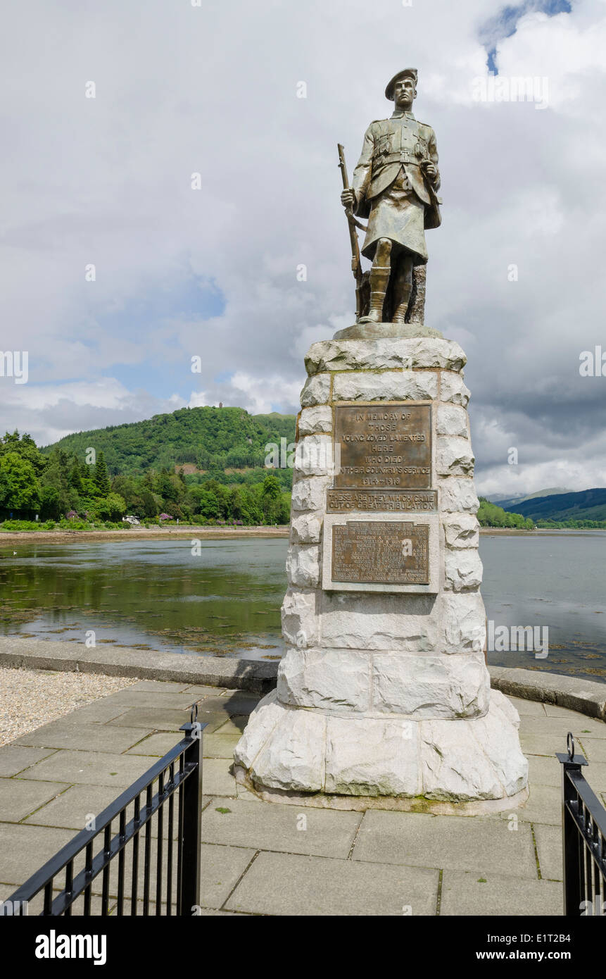 L'Inveraray War Memorial se trouve sur le green avec vue sur le Loch Fyne et abrite la statue en bronze d'un fantassin Highland Banque D'Images