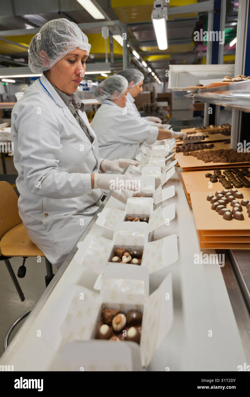 Les travailleurs de l'usine de chocolat suisse Lindt & Spruengli à Zurich / Kilchberg sont de triage et d'emballage de bonbons au chocolat. Banque D'Images