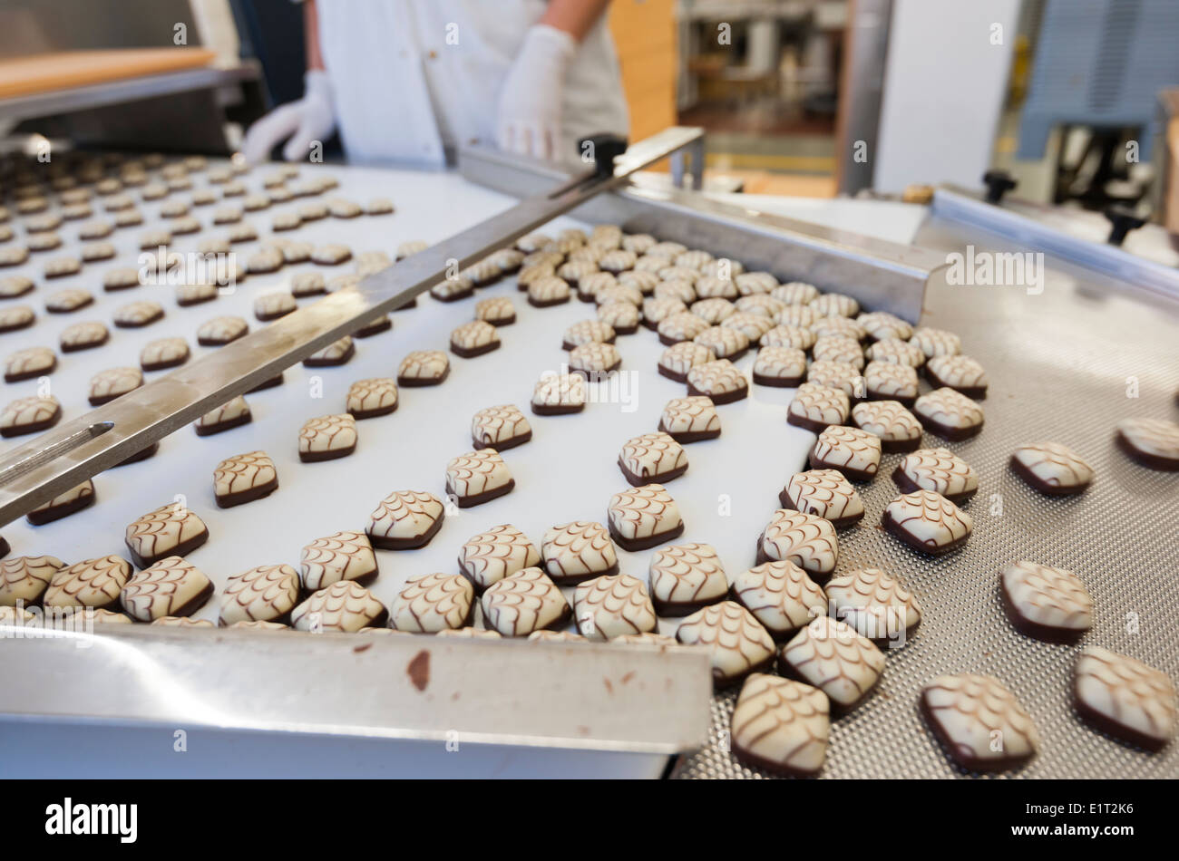 Confiserie chocolat bonbons dans une machine à l'usine de chocolat suisse Lindt & Spruengli à Zurich / Kilchberg Banque D'Images
