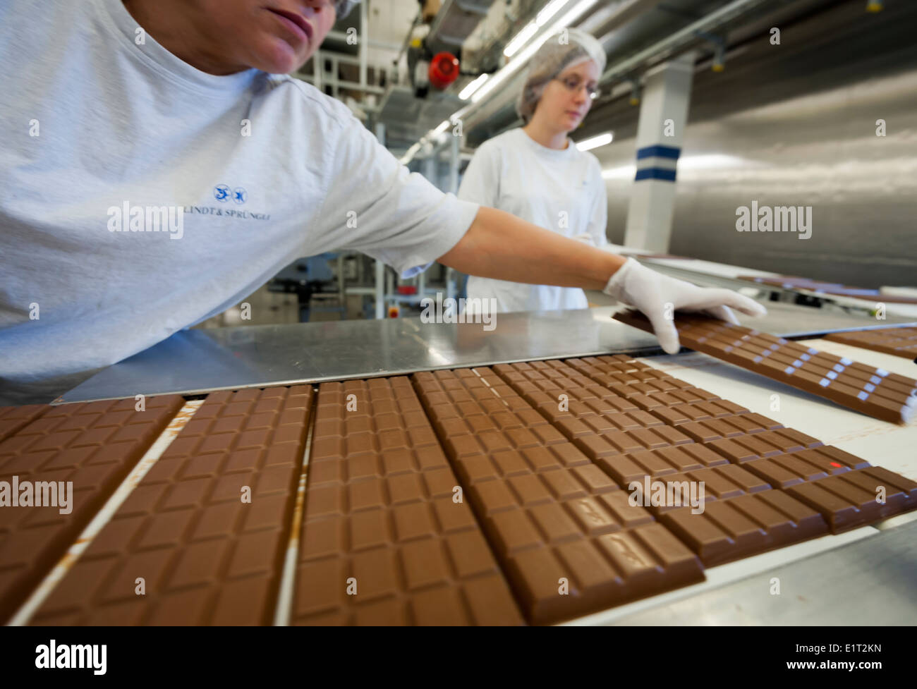 Les travailleurs de l'usine de chocolat suisse Lindt & Spruengli à Zurich / Kilchberg sont l'inspection de la production de barres de chocolat Banque D'Images
