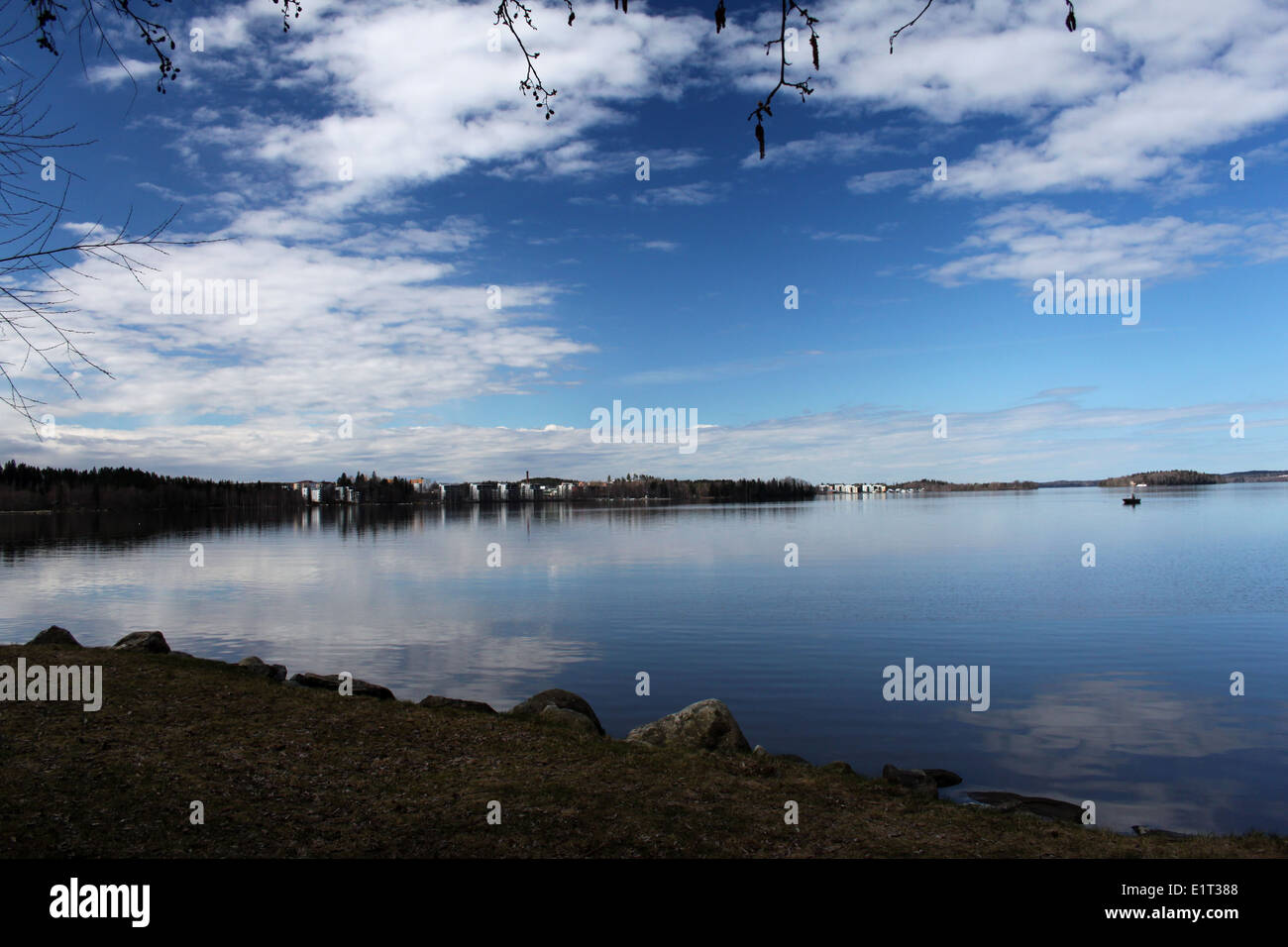 Vue sur lac finlandais de la rive Banque D'Images