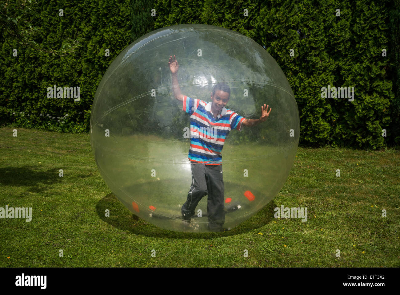 Garçon dans une bulle balle. Banque D'Images