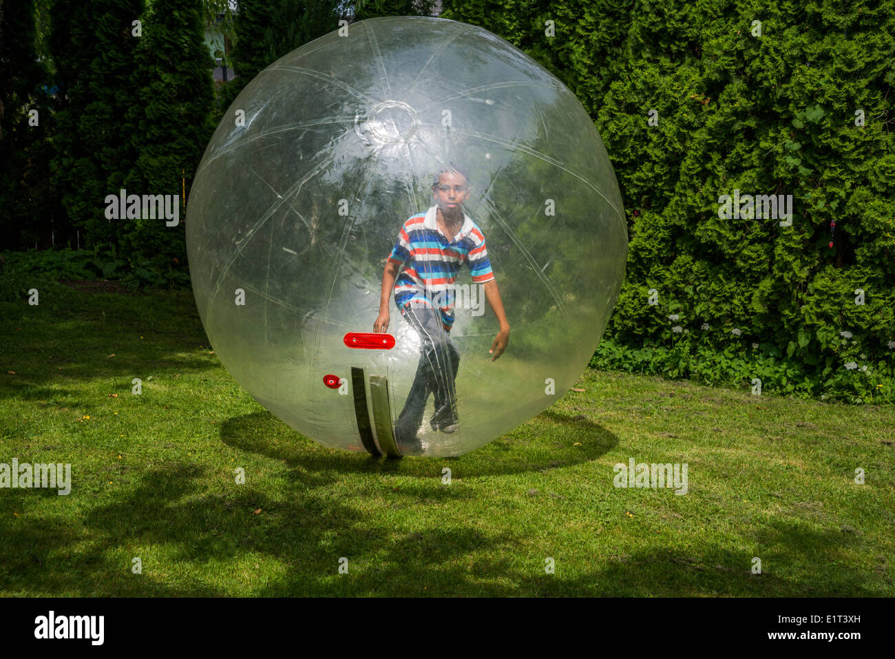 Garçon dans une bulle balle. Banque D'Images
