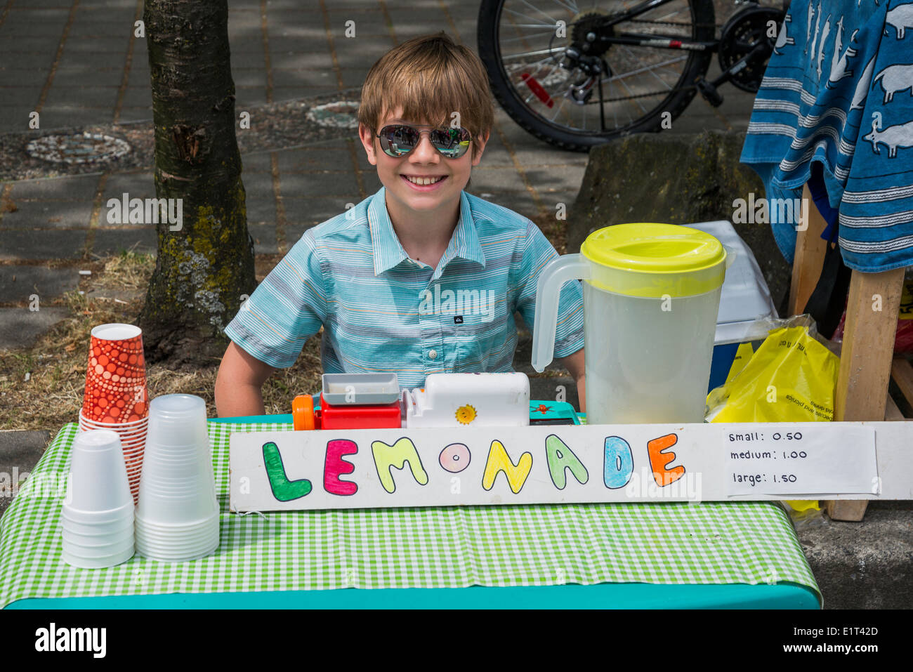 Garçon avec lemonade stand. Banque D'Images
