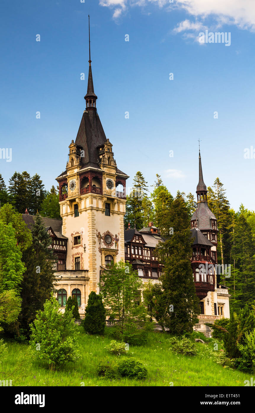 Le Château de Peles, en style gothique avec sa façade néo-Renaissance allemande. Carpates, Roumanie Banque D'Images