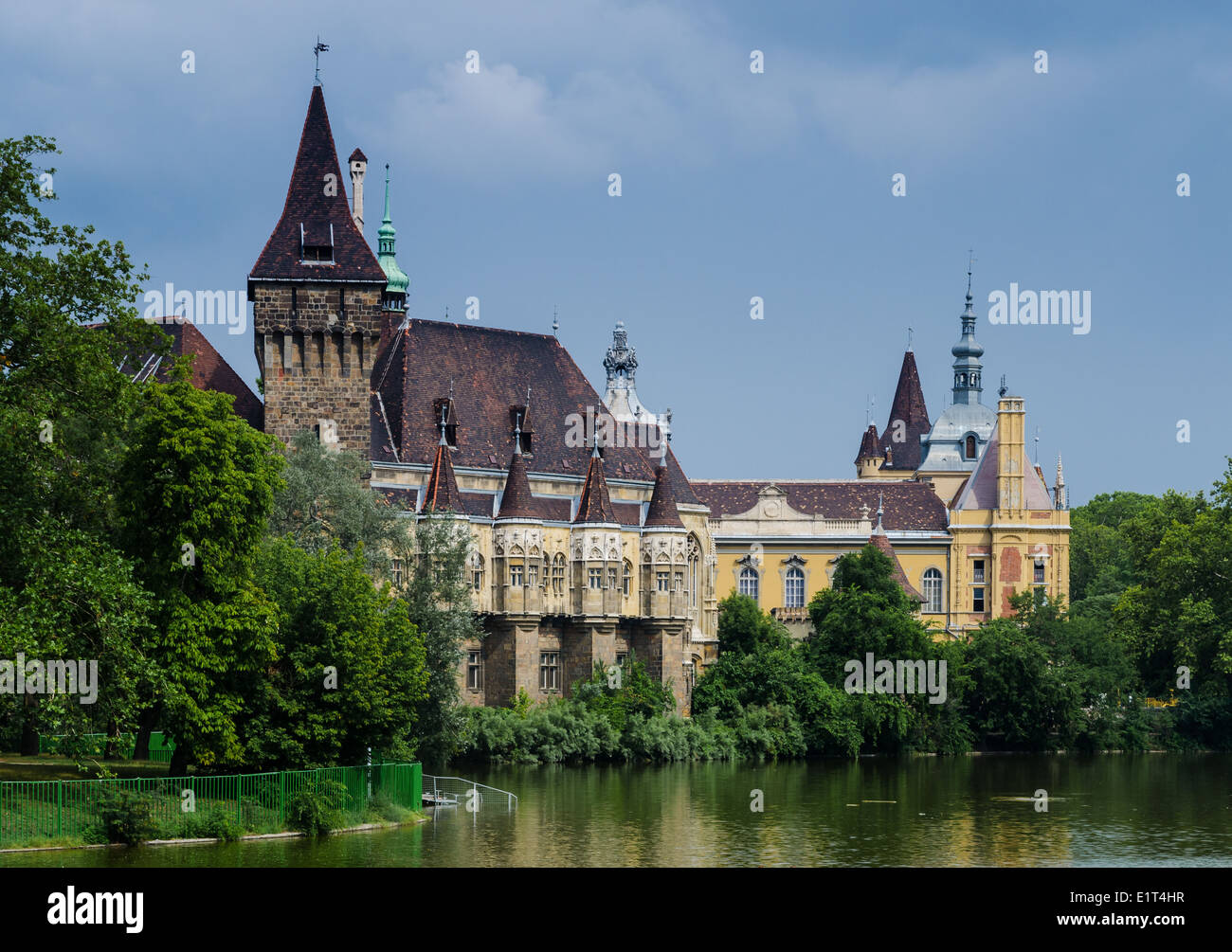 Vajdahunyad Castle est un château dans le parc de la ville de Budapest, Hongrie. Il est conçu dans un style différent. Banque D'Images