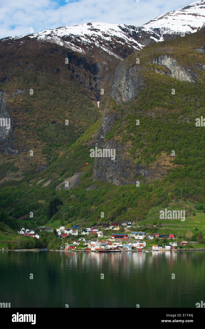 Village au bord d'Aurlandsfjord au printemps, au large de Sogn, Norvège Banque D'Images