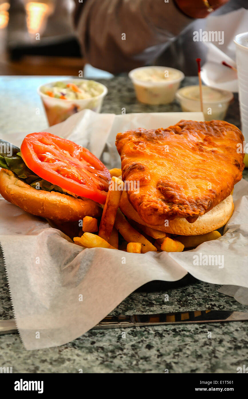 Close up Le tableau Vue de dessus d'une une morue frite sandwich de poisson avec sauce tomate, frites avec cole slaw servi dans un panier Banque D'Images