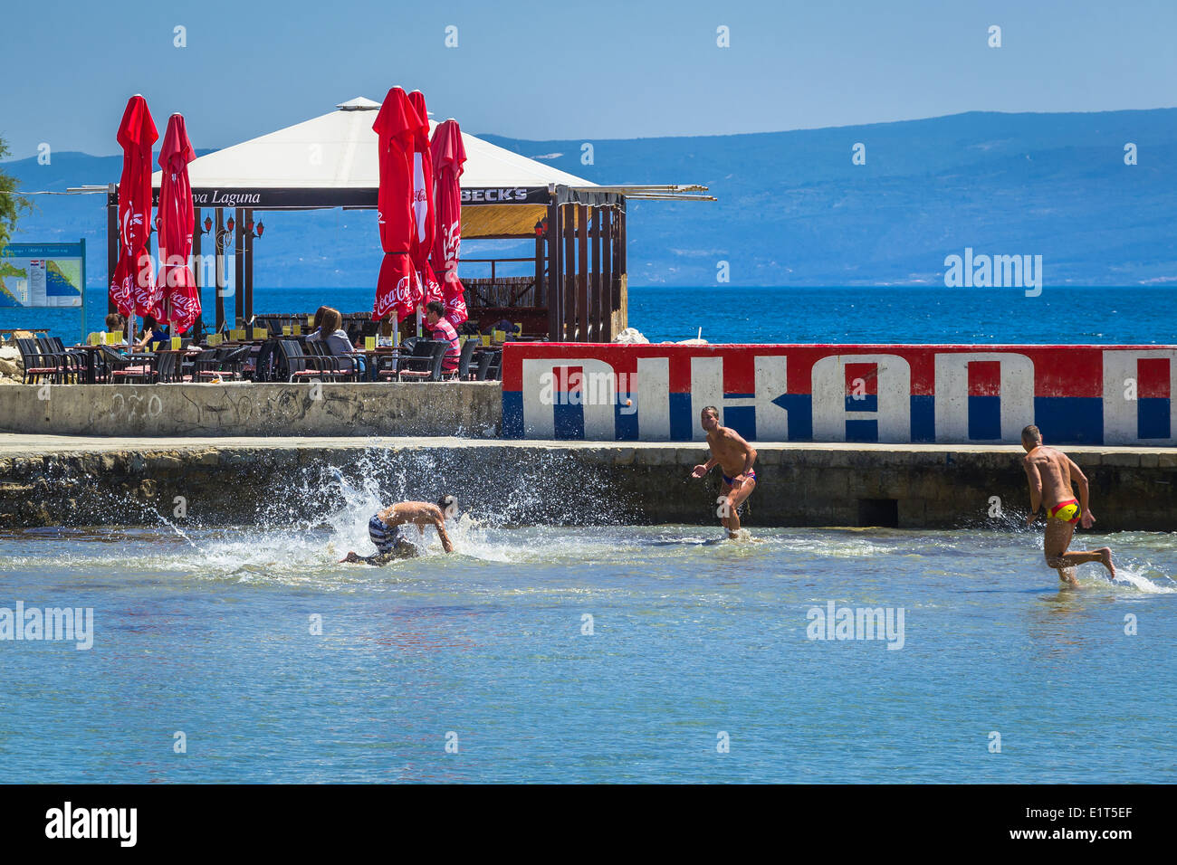 Les jeunes hommes jouent picigin bacvice en split croatie. picigin est un jeu traditionnel originaire de Dalmatie split bacvice Banque D'Images