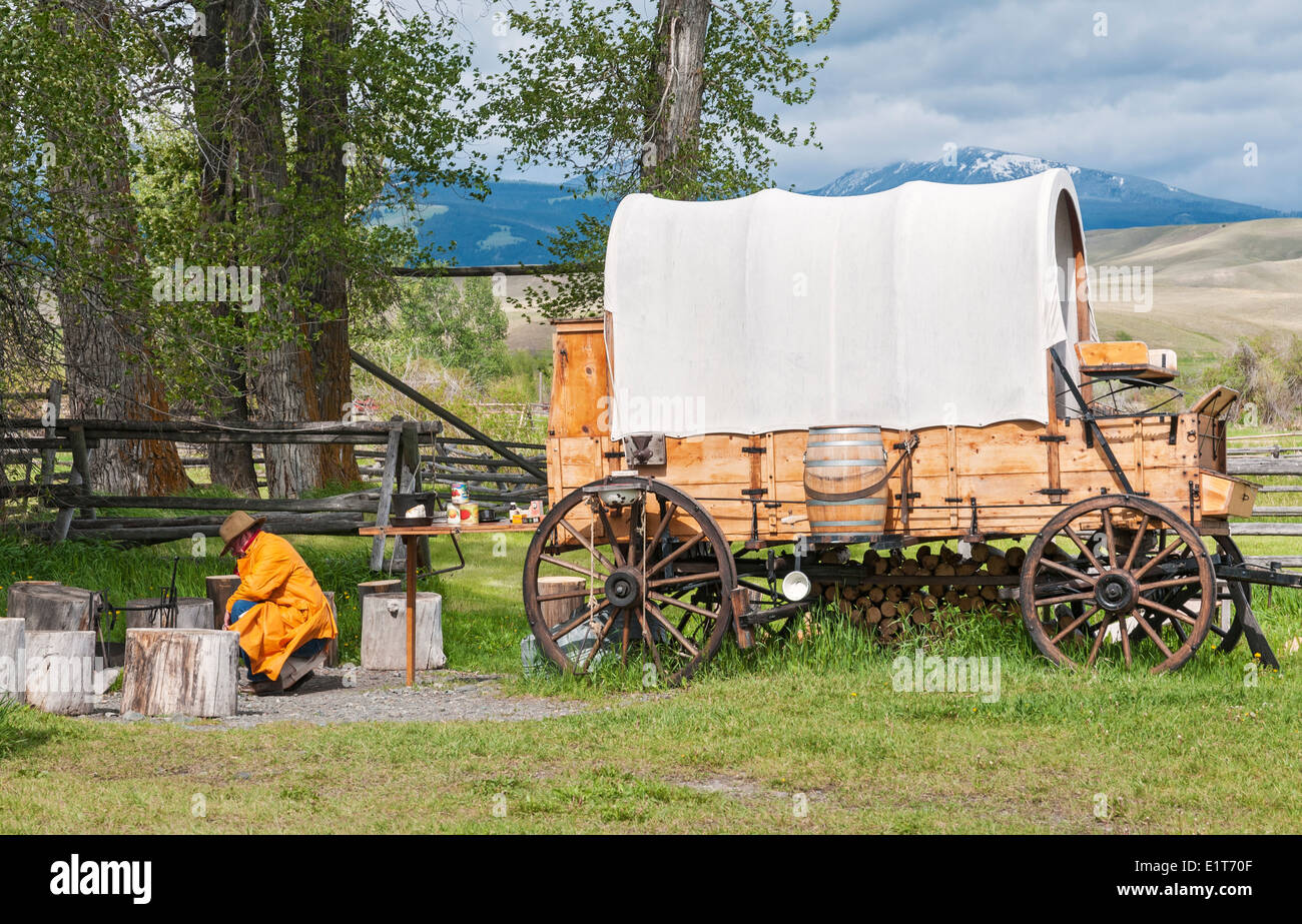 Montana, Deer Lodge, Grant - Lieu historique national du Ranch-Bar Kohrs, fondée fin des années 1850, chuck wagon, interprète en costume de cow-boy Banque D'Images