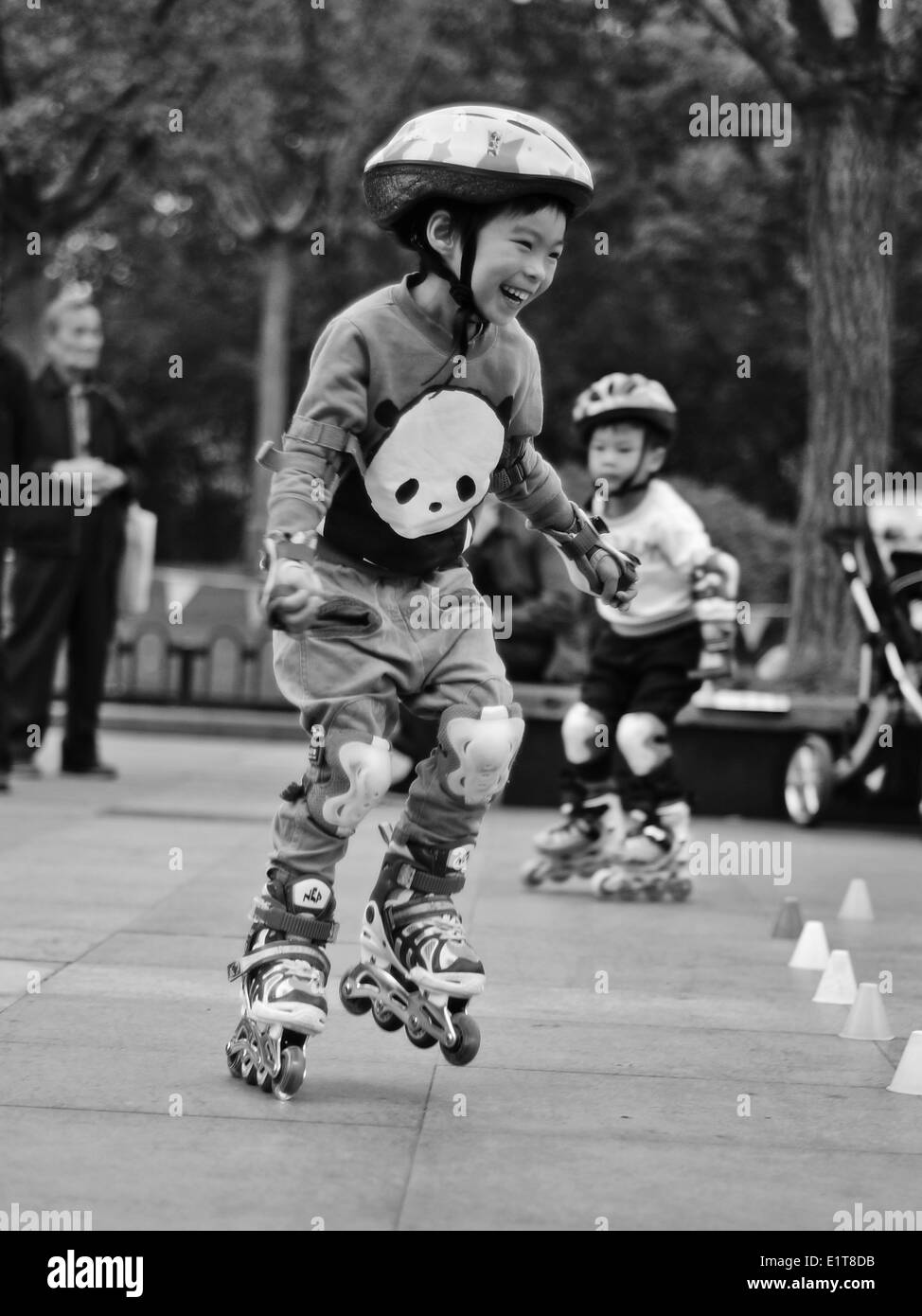 Roller Enfants dans un parc de Shanghai Banque D'Images