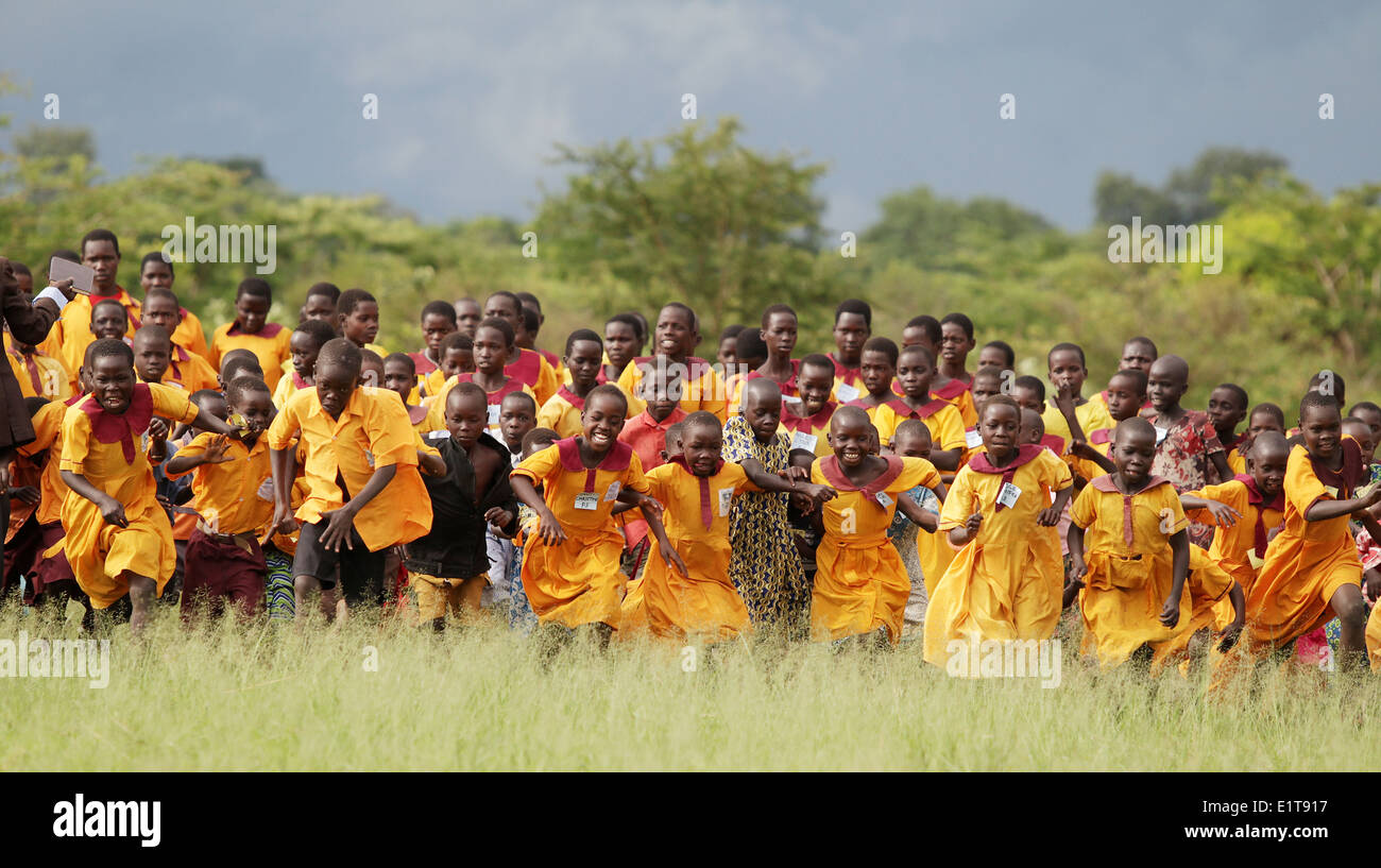 Les enfants de l'école jouent dans leur village dans le district de Lira d'Ouganda du Nord. Banque D'Images