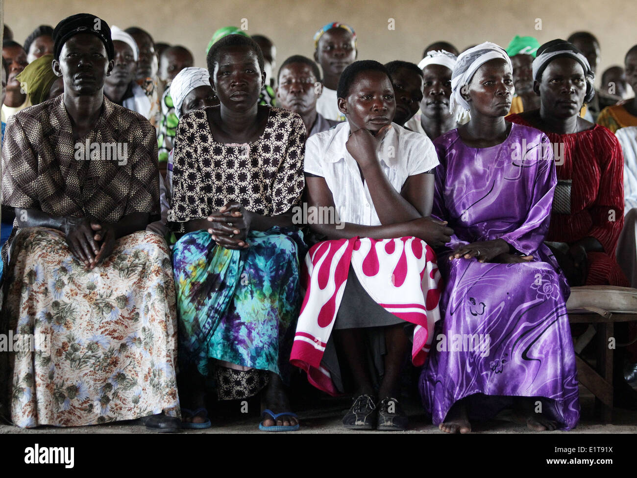 Les villageois et les enfants de l'école à une école financée par l'ONG nouvellement construit dans leur village dans le district de Lira d'Ouganda du Nord. Banque D'Images