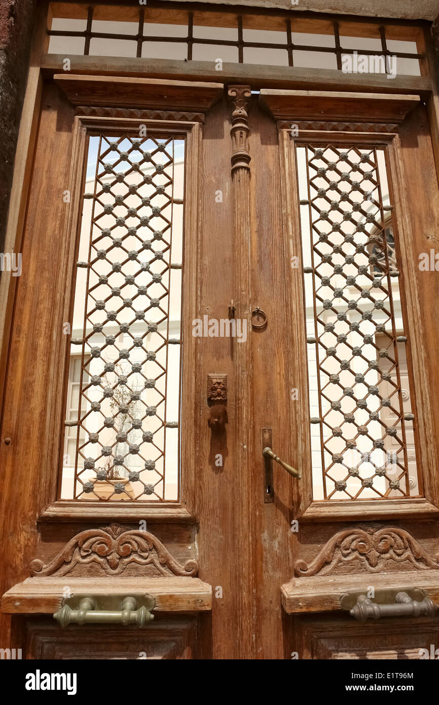 Des portes dans la vieille maison sur l'île de Santorin. Banque D'Images