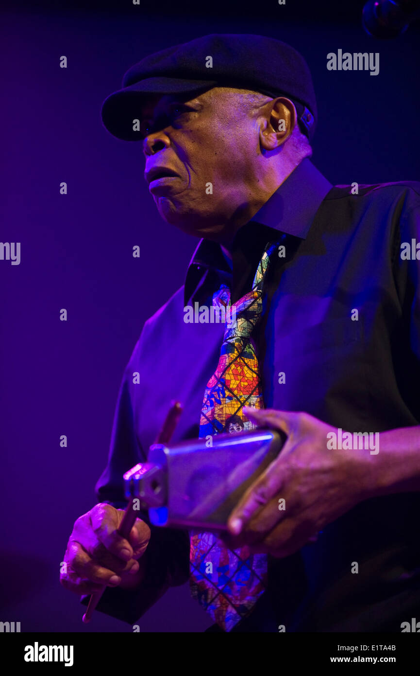Hugh Masekela, légende du jazz sud-africain jouant avec son groupe au Hay Festival 2014 ©Jeff Morgan Banque D'Images