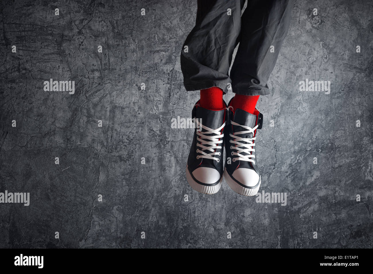 L'homme excité dans sneakers sauter haut dans l'air. Concept de liberté et  de jeunesse d'esprit Photo Stock - Alamy