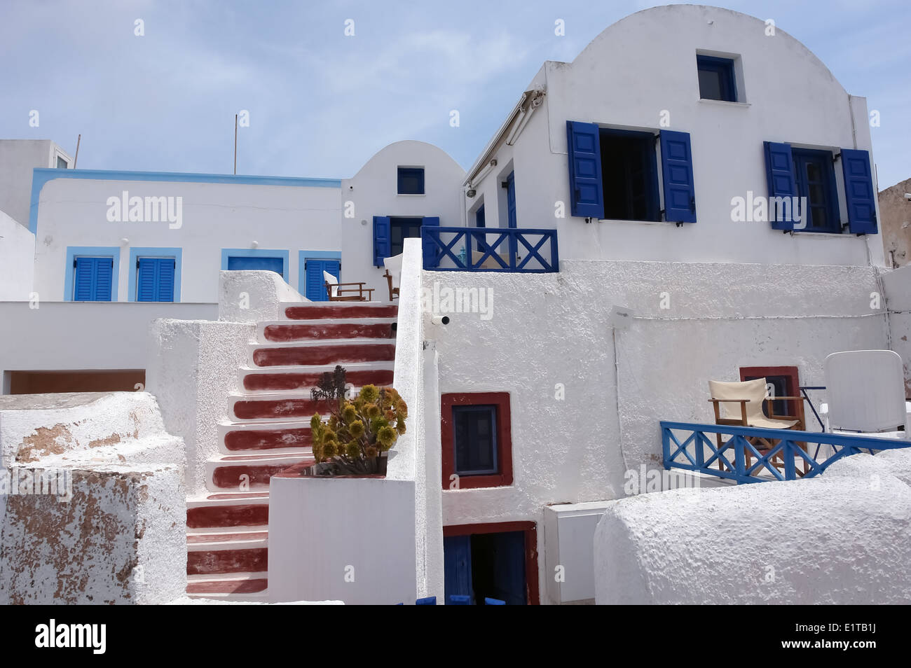 Villa grecque traditionnelle avec fenêtres bleues sur l'île de Santorin. Banque D'Images