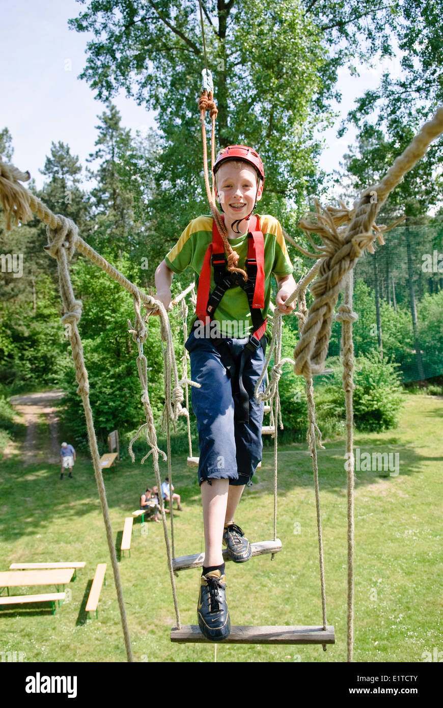 Garçon marche sur des parcours de corde. Banque D'Images