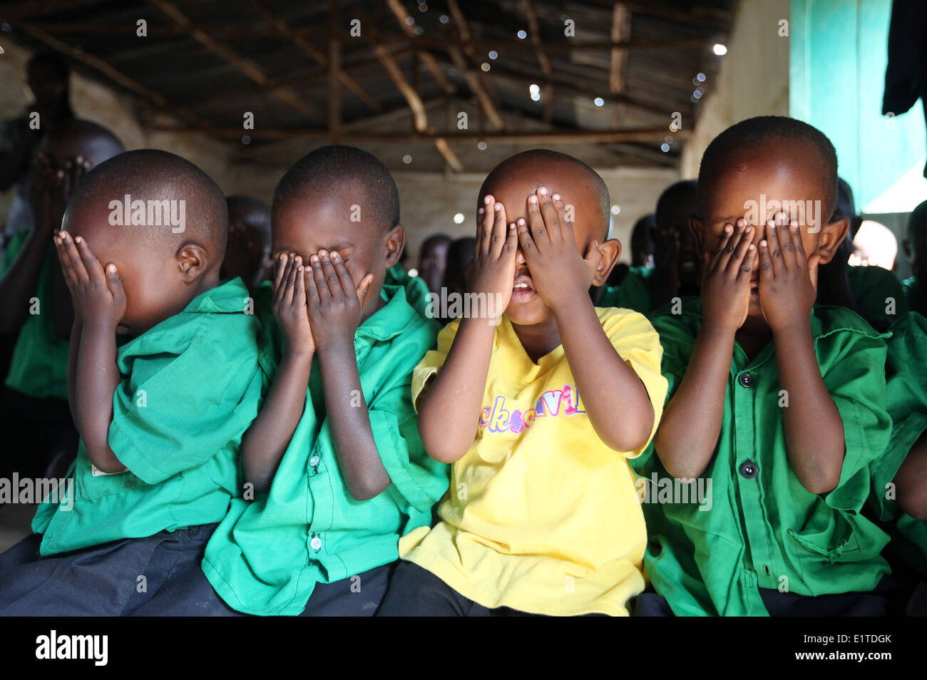 Priez pour les enfants à une école financée par des ONG dans le district de Nyagatare Rwanda Banque D'Images