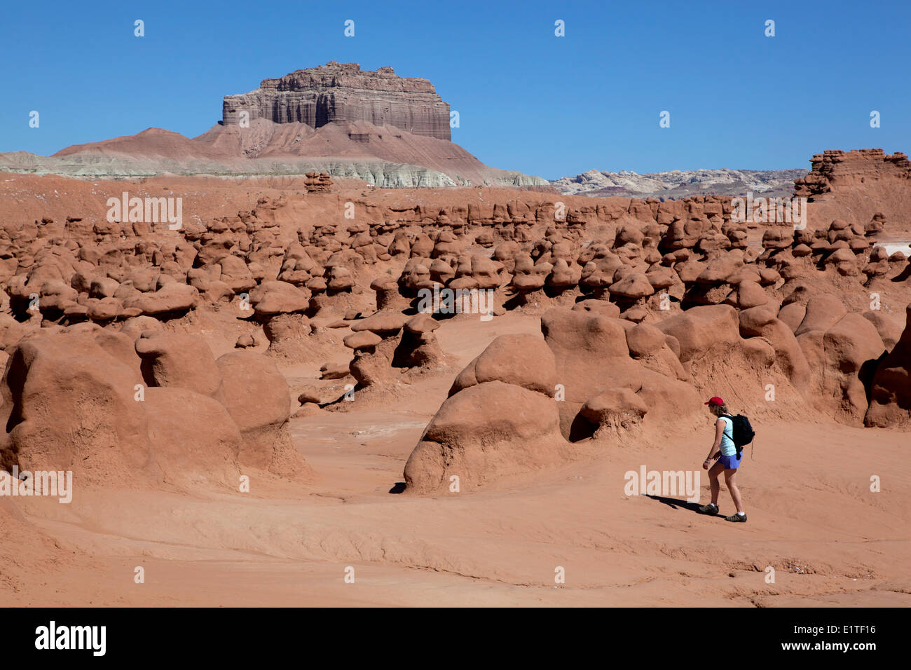 Randonneur dans Goblin Valley State Park, San Rafael Swell, Emery County, Utah, United States of America Banque D'Images