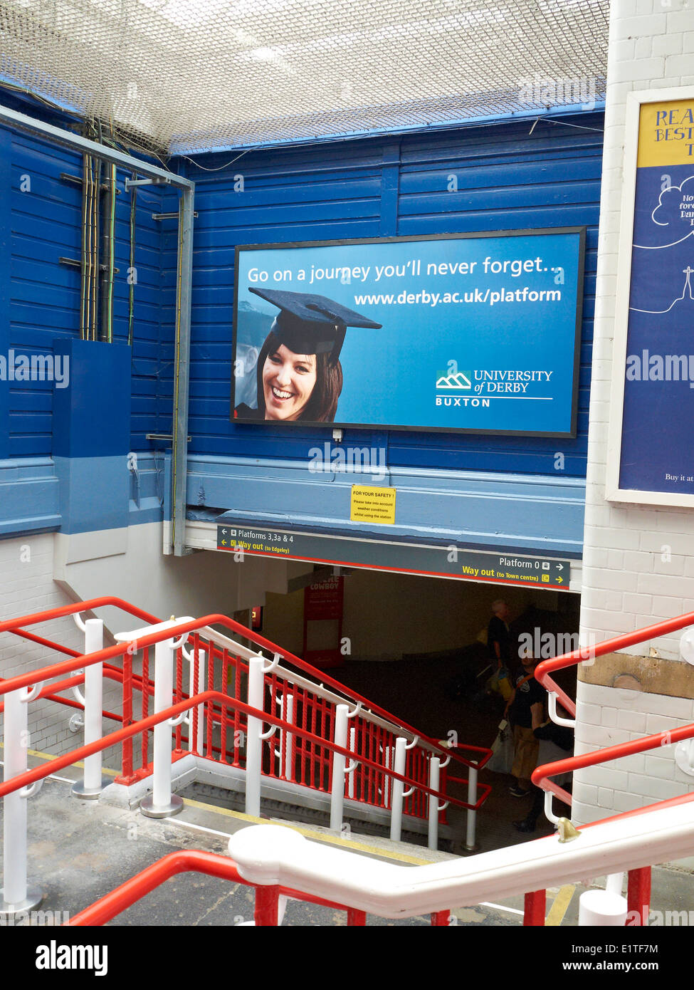 Université de Derby à Buxton annonce à l'intérieur de la gare de Stockport Cheshire UK Banque D'Images