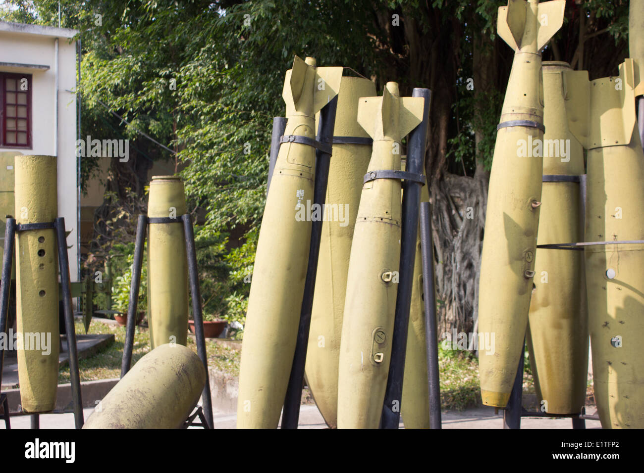 Musée de l'histoire militaire du Vietnam avec des chambres pleines de photos et de documents. La propriété comprend des véhicules de guerre capturés. Banque D'Images