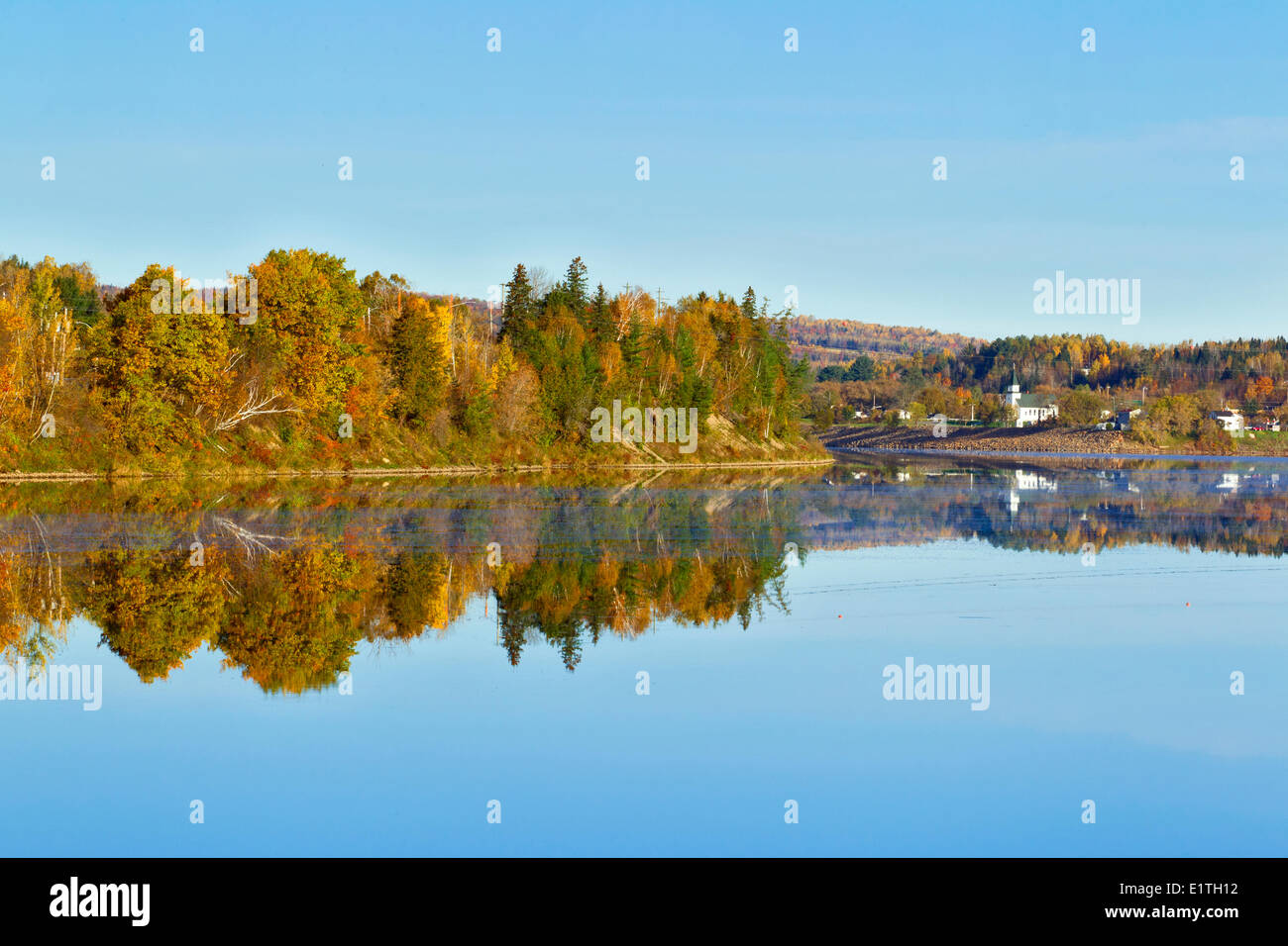 La réflexion à Saint John River, Village de Perth-Andover, Nouveau-Brunswick, Canada Banque D'Images