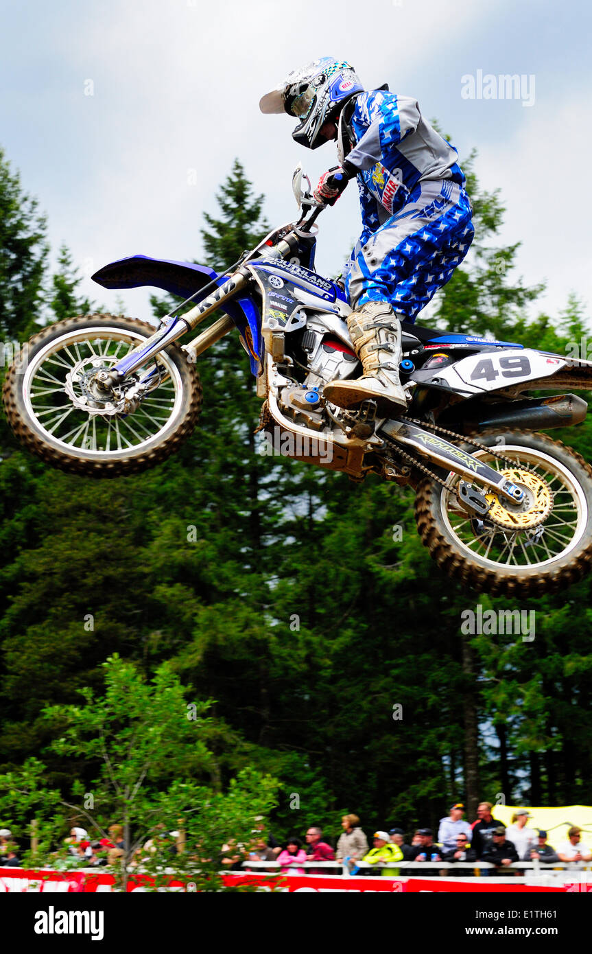 Motocross rider # 49, Jared Stock, génère un peu d'air pendant un saut en Motocross Monster Energy à la Friche voie i Banque D'Images