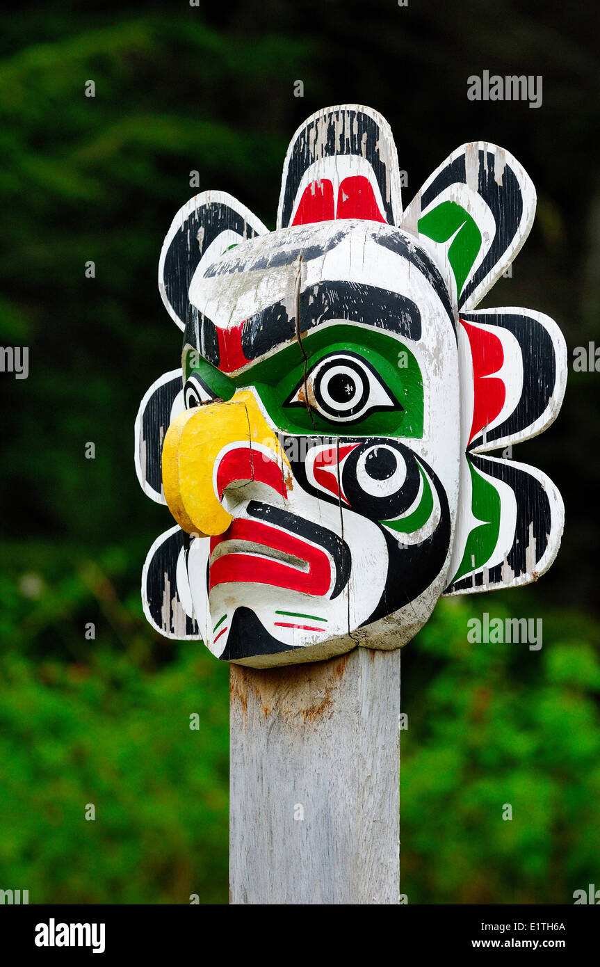 Un masque de soleil à totem un cimetière à Alert Bay sur l'île Cormorant, près de l'île de Vancouver, BC. Banque D'Images