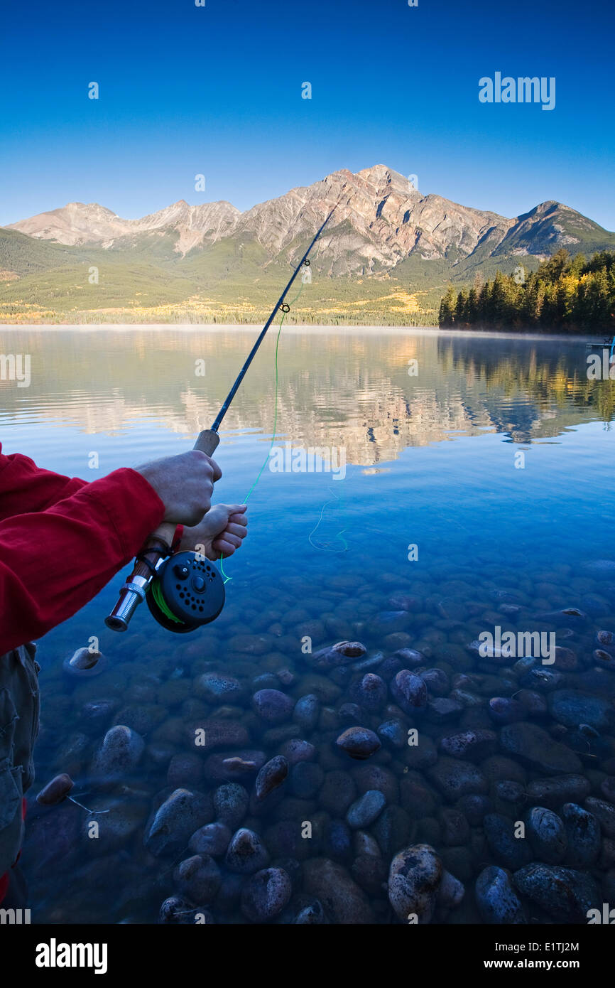 Close up main sur la canne à pêche à l'aube, le lac Pyramid, Jasper National Park, Alberta, Canada. Banque D'Images