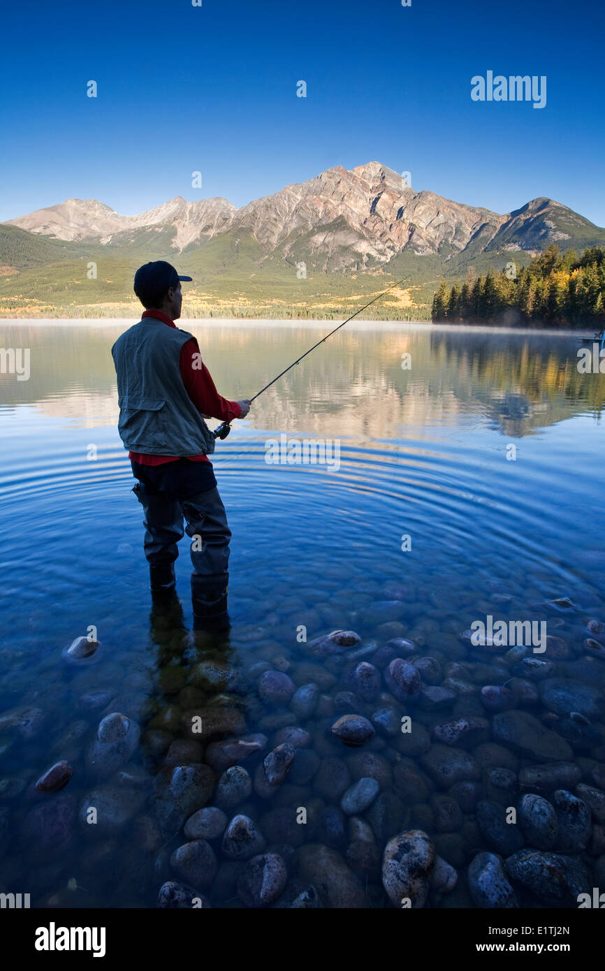 Homme d'âge moyen à la pêche à la mouche du lac Pyramid, Jasper National Park, Alberta, Canada. Banque D'Images