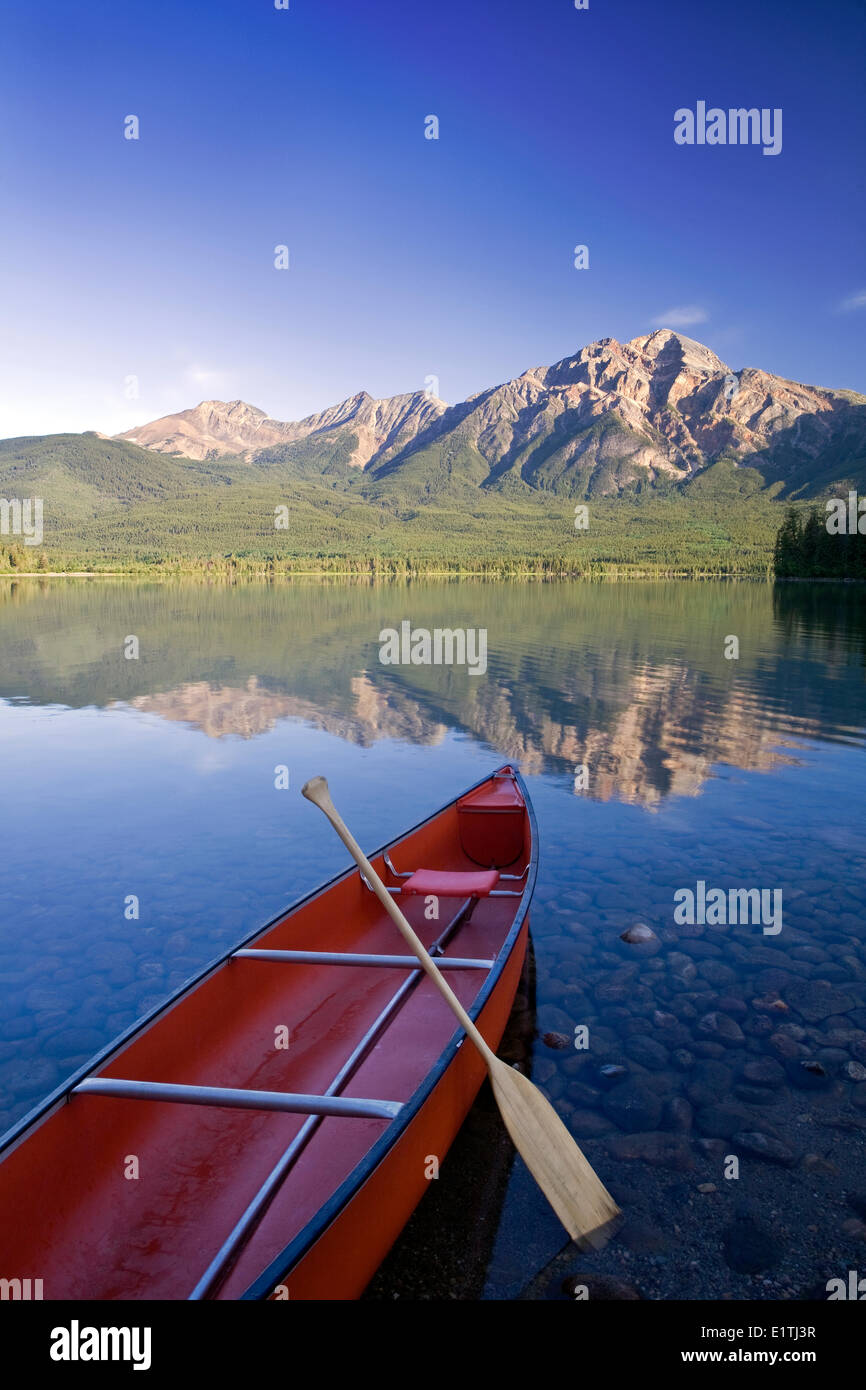 Red canoe sur le rivage à Pyramid Lake, Jasper National Park, Alberta, Canada. Banque D'Images