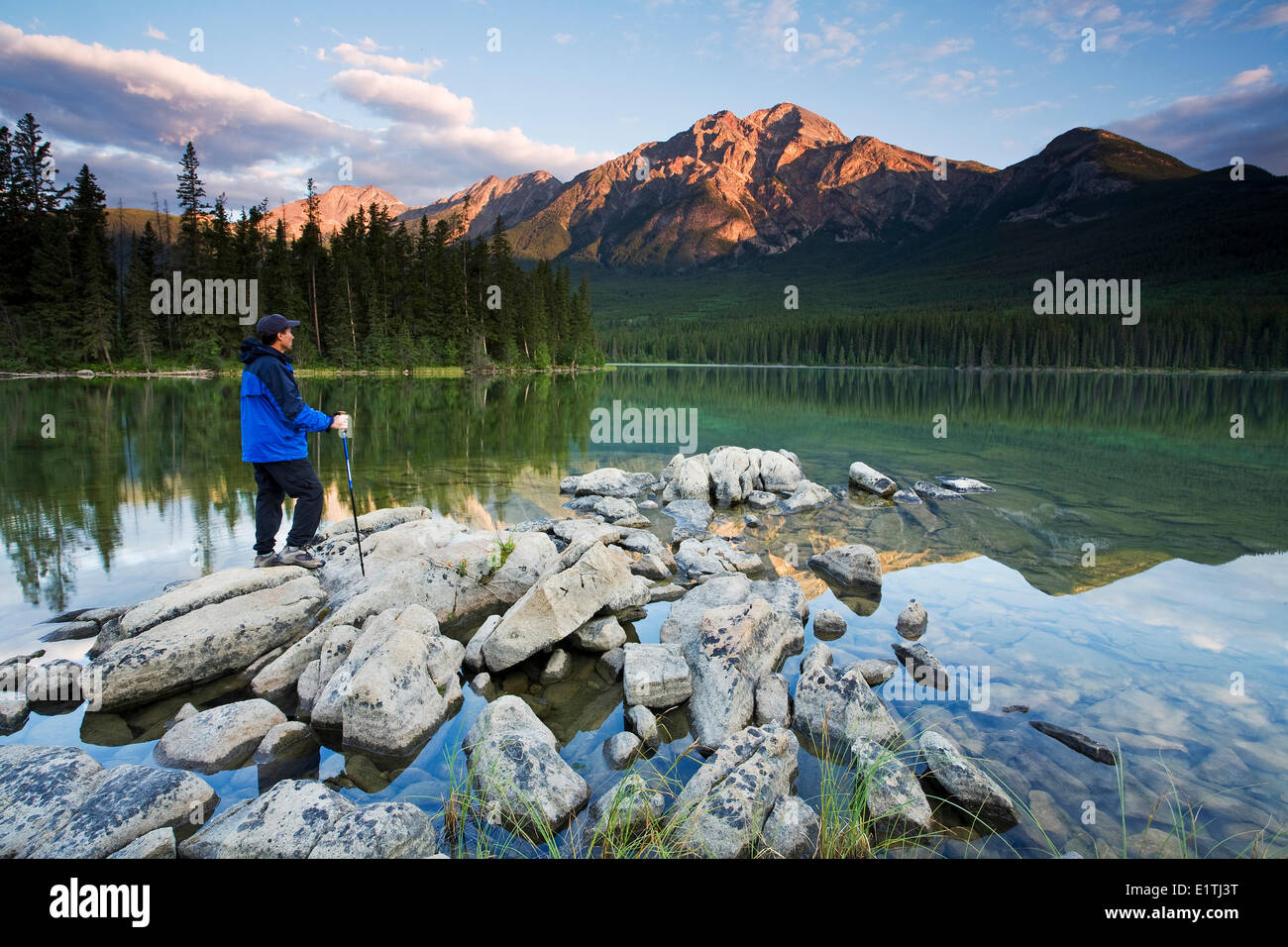Randonneur sur le lac Pyramid at dawn, Jasper National Park, Alberta, Canada. Banque D'Images