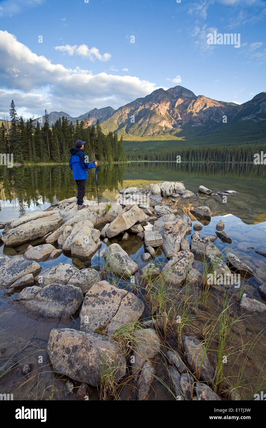Les hommes d'âge moyen randonneur sur le lac Pyramid at dawn, Jasper National Park, Alberta, Canada. Banque D'Images