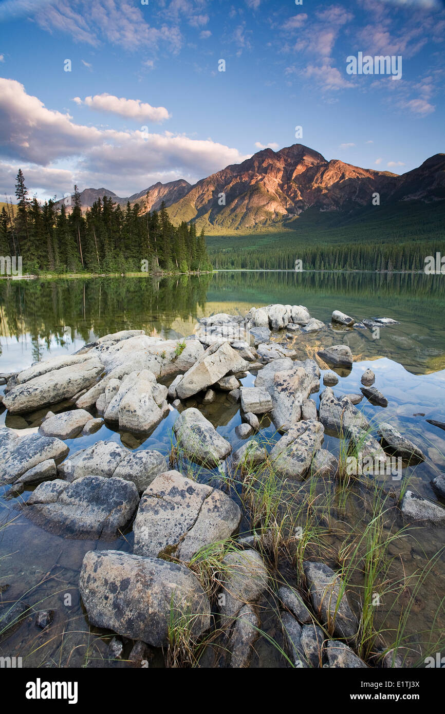 Le lac Pyramid, Jasper National Park, Alberta, Canada. Banque D'Images