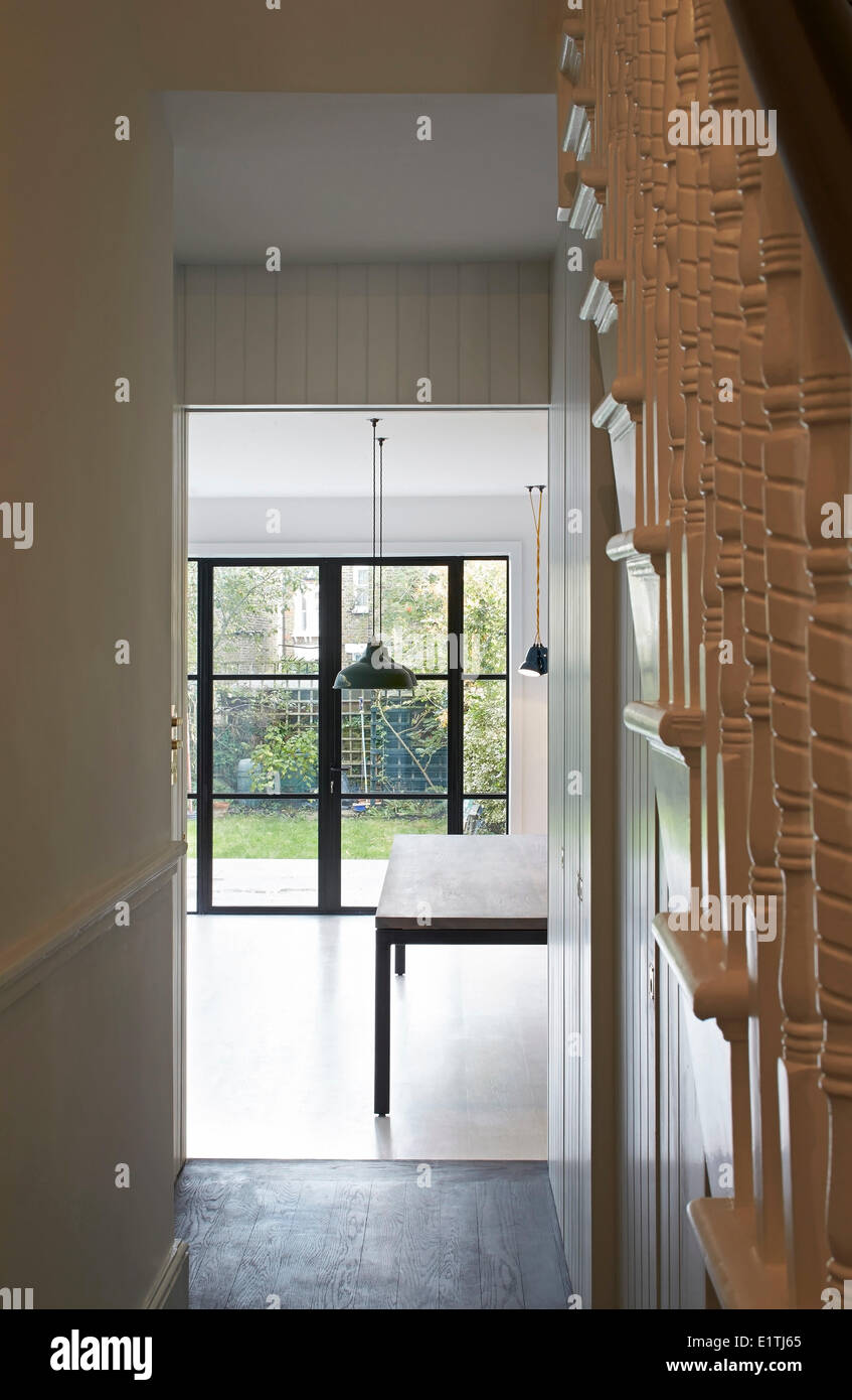 L'Ardoise House, Londres, Royaume-Uni. Architecte : Gundry & Ducker, 2013. Détail de l'escalier rampe et double portes t Banque D'Images