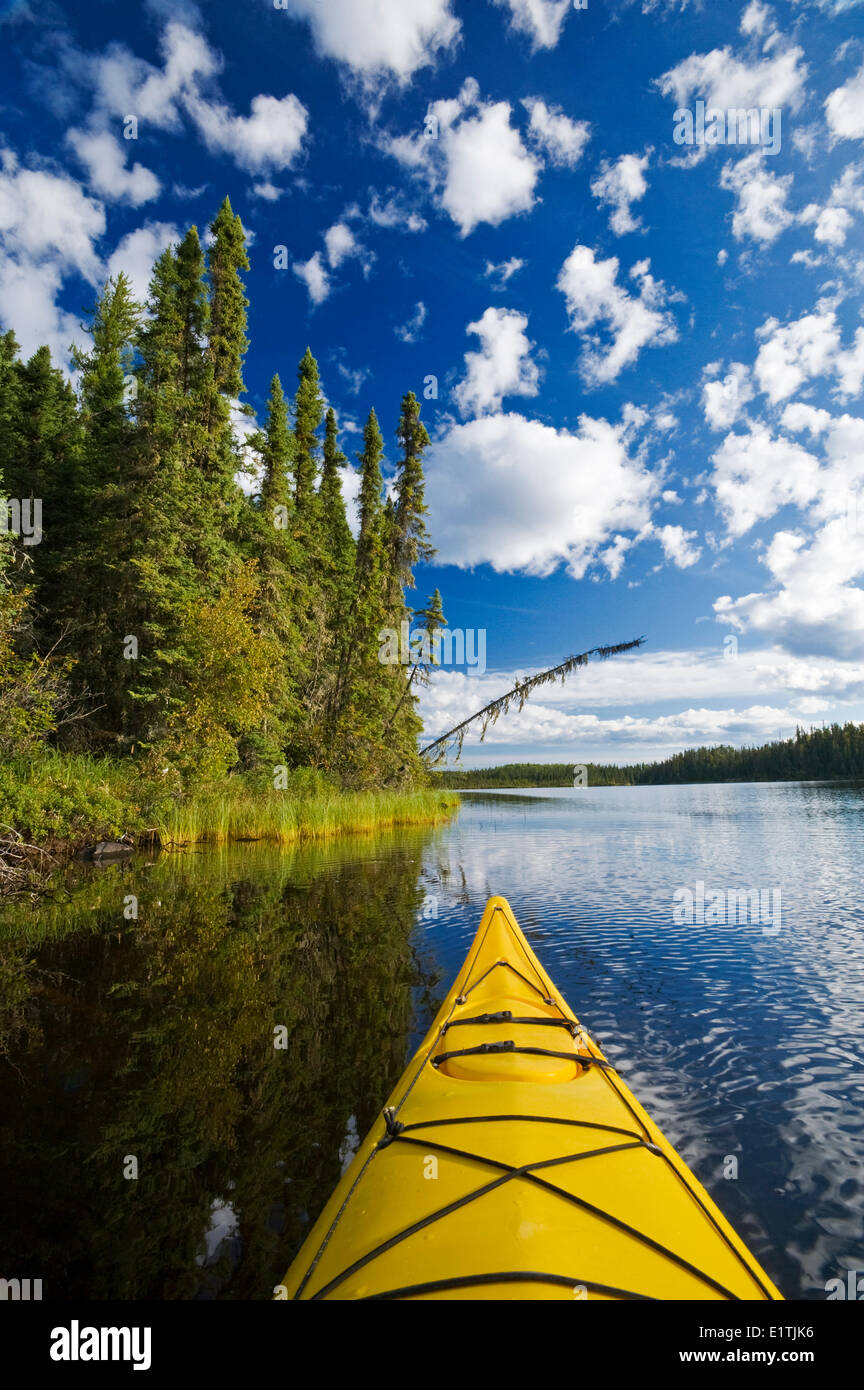 Kayak, Little Deer Lake, parc provincial de Lac La Ronge, le nord de la Saskatchewan, Canada Banque D'Images