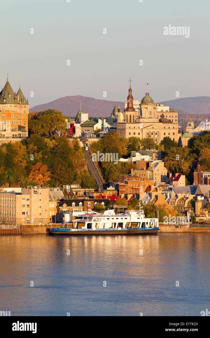 Car-ferries amarré en face du Vieux Québec, au lever du soleil, la ville de Québec, Québec, Canada Banque D'Images
