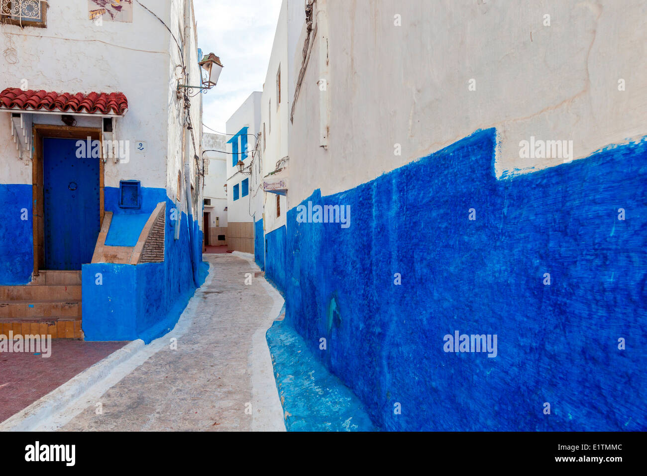 Les pittoresques rues bleu et blanc dans l'Oudaia Kasbah, Rabat, Maroc. Banque D'Images