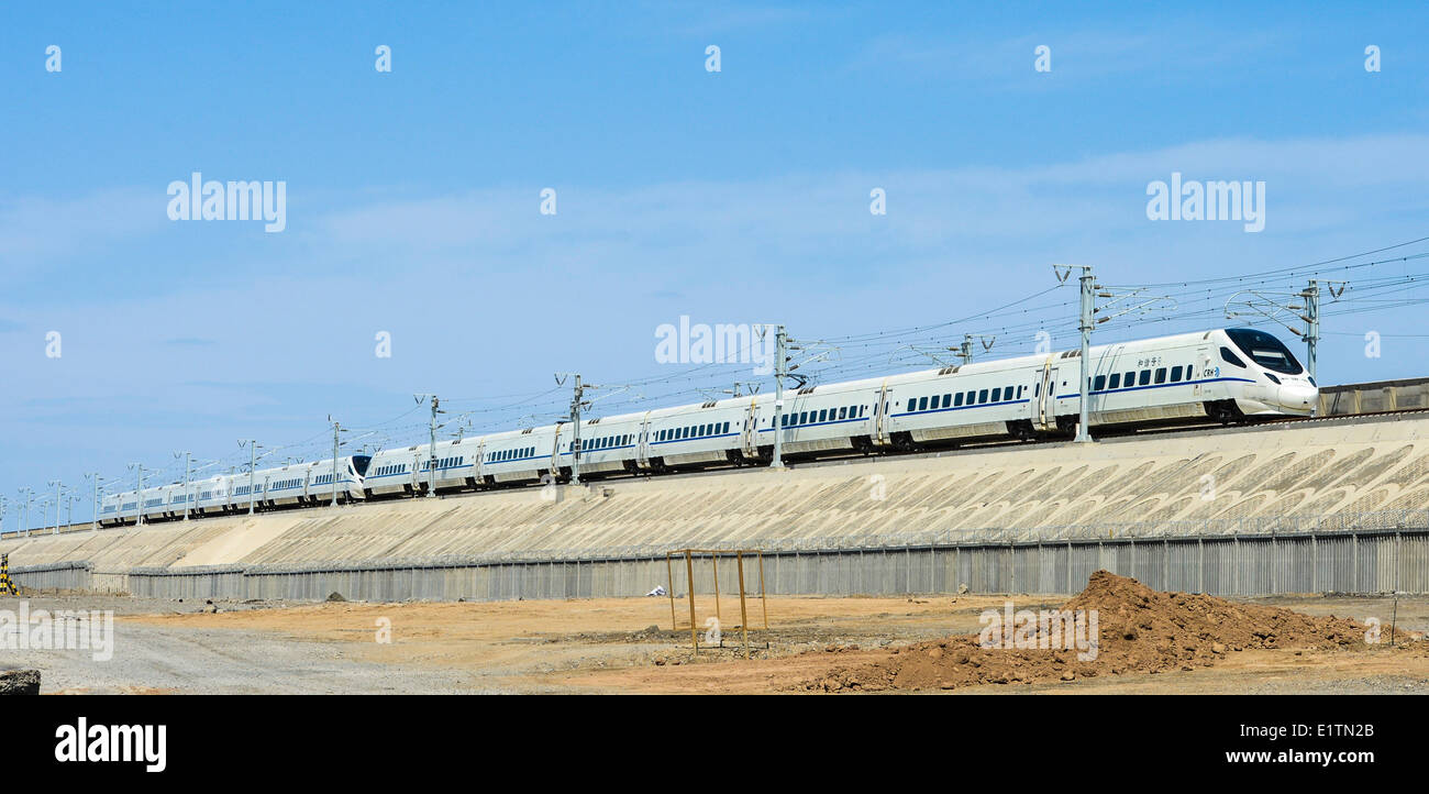 Urumqi, Chine, la Région autonome du Xinjiang Uygur. 10 Juin, 2014. Un chemin de fer de la Chine (CRH) haute vitesse train passe pour un procès en Turpan, nord-ouest de la Chine, la Région autonome du Xinjiang Uygur, 10 juin 2014. L'essai pour la première grande vitesse ferroviaire dans la région autonome du Xinjiang Uygur a commencé le 3 juin, le marquage d'un compte à rebours pour les opérations officielles d'ici la fin de l'année. Credit : Zhao Ge/Xinhua/Alamy Live News Banque D'Images